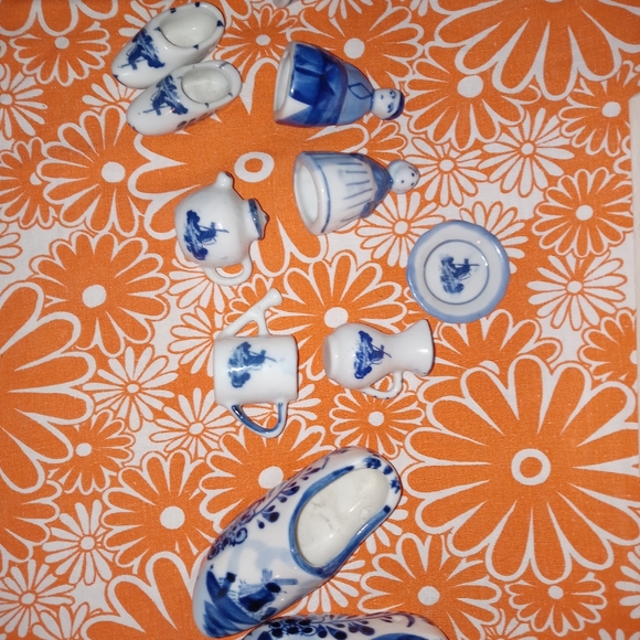 Delft Trinkets and Silver plate Spoons mini shoes - Picture 3 of 6